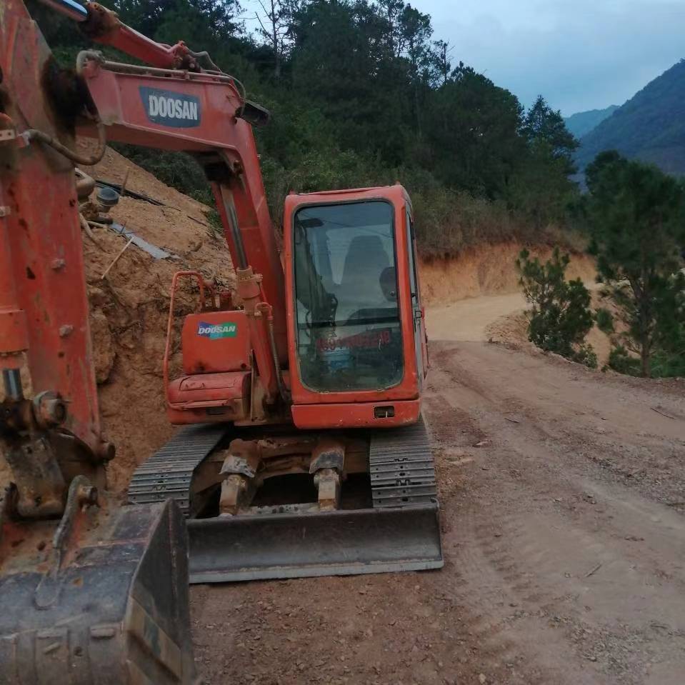 机械库 挖掘机/钩机/配件出租 挖机出租,斗山80小挖机待业中  防骗