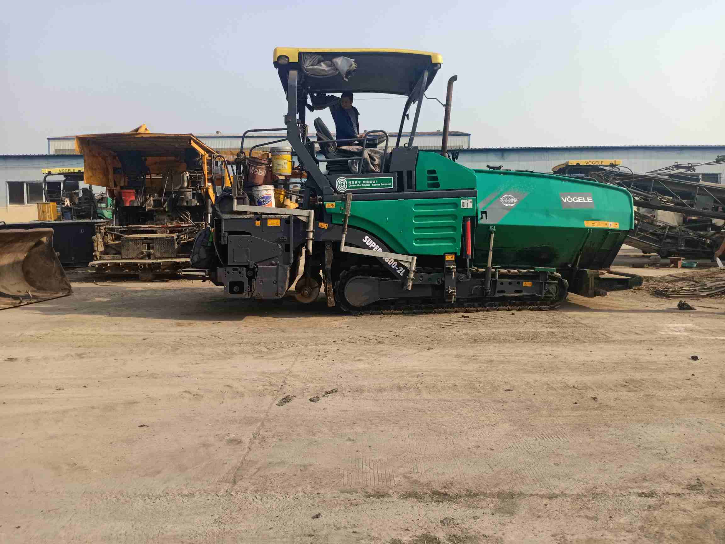 二手交易 摊铺机二手交易 出售个人极品1800-2伸缩   施工地点:云南