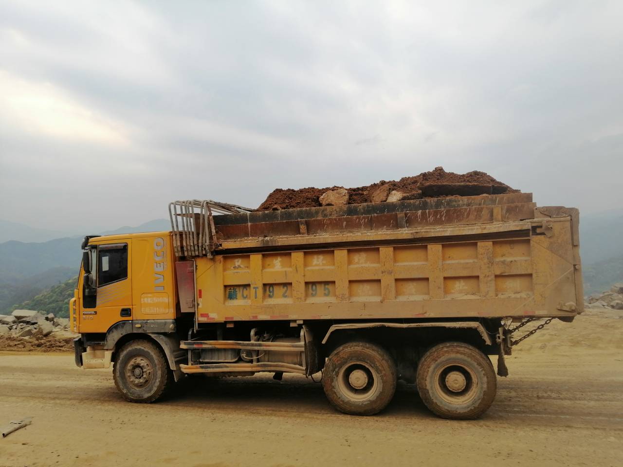 求租自卸车_鱼泡机械