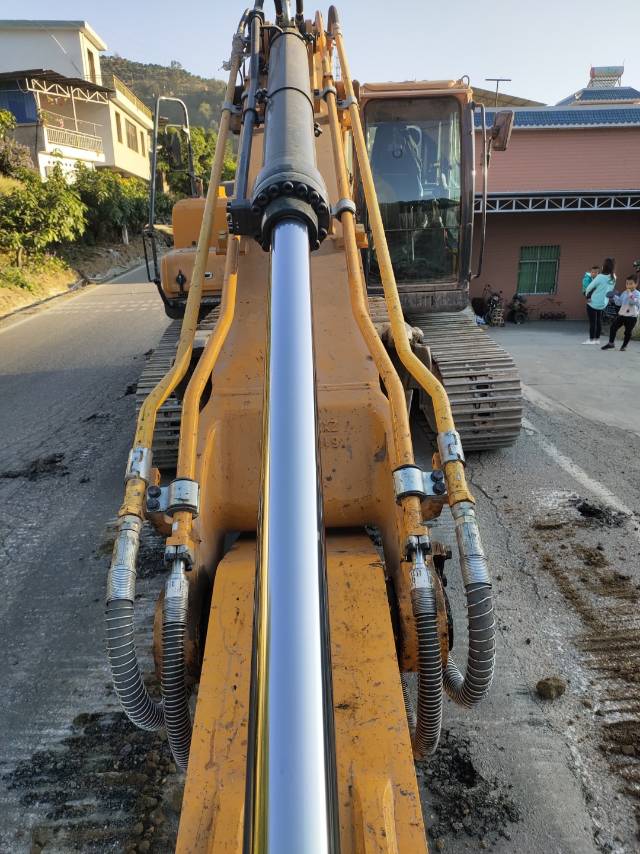 长年出租挖机,现代225vs新机,带14